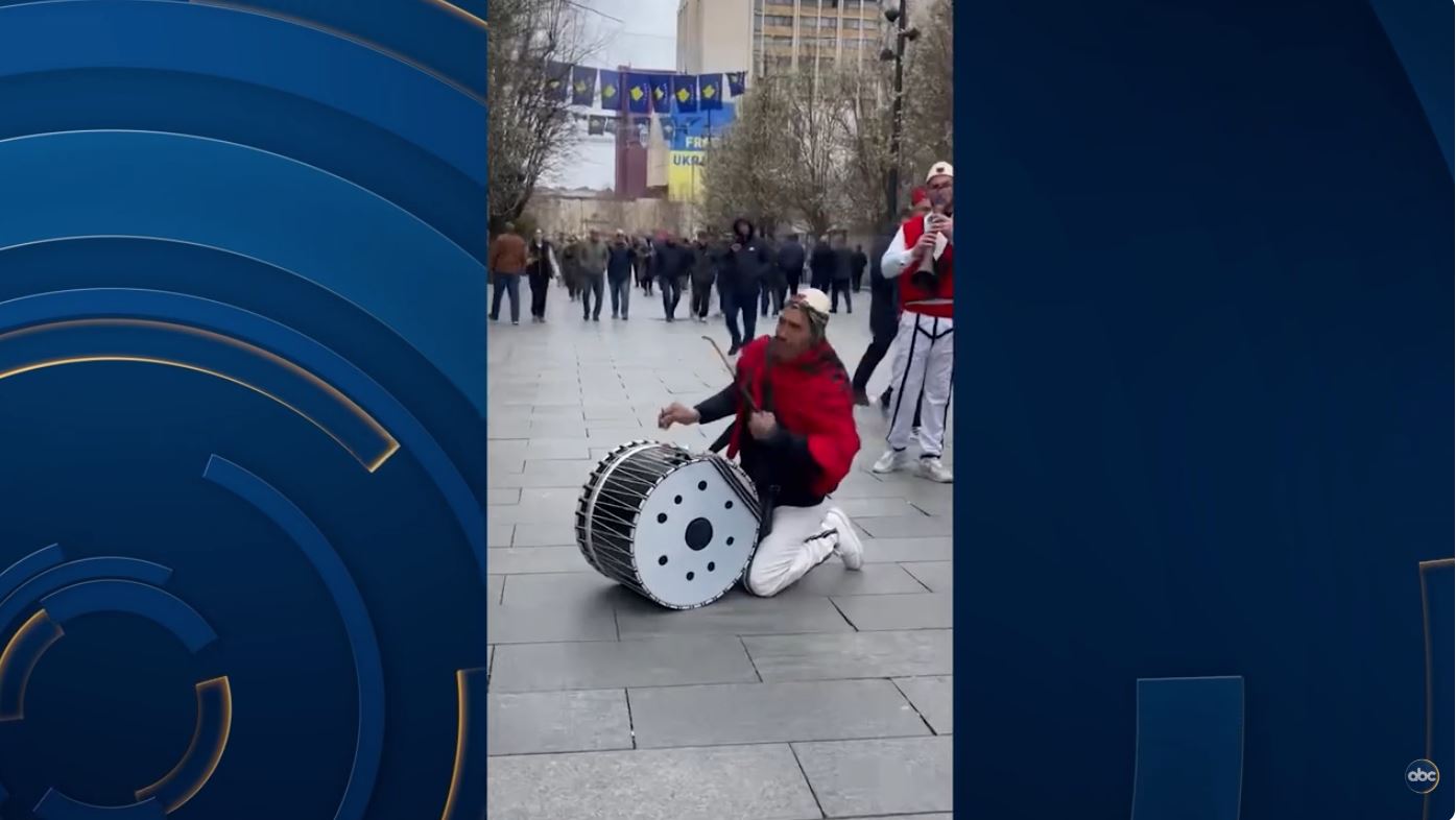 Festë dhe tupana në Prishtinë  Kosova gëzon për ndeshjen historike  tifozët ndezin qytetin