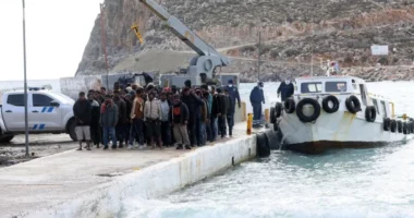 Qindra emigrantë shpëtohen në det pranë Kretës
