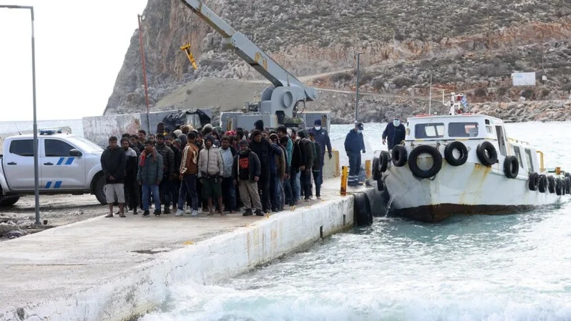 Qindra emigrantë shpëtohen në det pranë Kretës