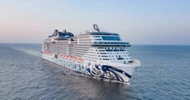 Shpërthim i ri pranë Dubait, turistët kalojnë natën e dytë të bllokuar në kroçere