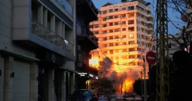 VIDEO/ Momenti kur sulmet izraelite shkatërrojnë ndërtesën 22-katëshe në Bejrut, dyshohet se përdorej nga Hezbollah
