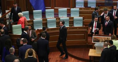 Bllokada në Kuvendin e Kosovës rrezikon fatin e marrëveshjeve ndërkombëtare 121 milionëshe