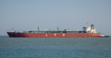 India dhe Irani arrijnë marrëveshje për të lejuar dy anije të kalojnë Ngushticën e Hormuzit