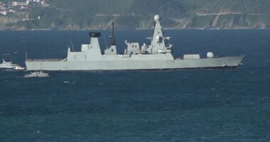 Anija luftarake britanike ‘HMS Dragon’ mbërrin në Mesdhe