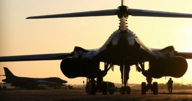 Bombarduesit amerikanë drejt zonës së luftës, ngarkohen me municione në RAF Fairford