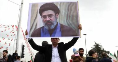 U zgjodh Lider Suprem i Iranit pas vrasjes së të atit, kush është Mojtaba Khamenei