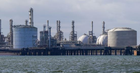 Zgjerohet konflikti në Lindjen e Mesme  çmimi i naftës shkon sërish në mbi 100 dollarë për fuçi