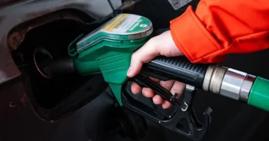 SHBA lejon përkohësisht blerjen e naftës ruse për të stabilizuar tregjet energjetike gjatë luftës me Iranin