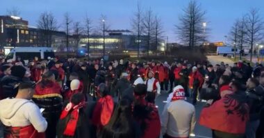 Në pritje të Poloni-Shqipëri/ “Ndizet” Varshava, atmosferë kuqezi në rrugët rreth stadiumit