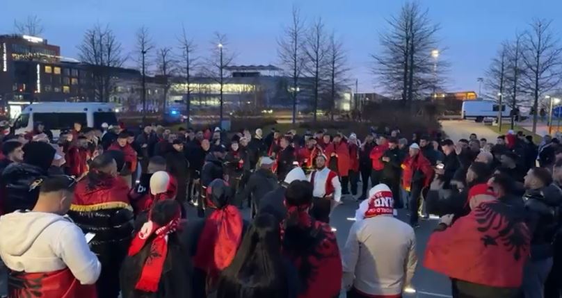 Në pritje të Poloni-Shqipëri/ “Ndizet” Varshava, atmosferë kuqezi në rrugët rreth stadiumit