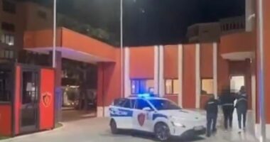 Vodhi 3 varëse floriri në argjendari dhe kanosi pronarin/ Elbasan, vihet në pranga 38-vjeçari