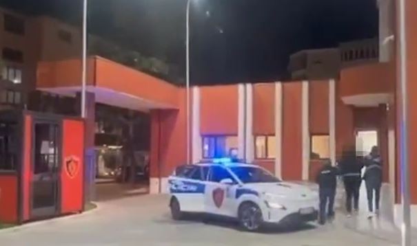 Vodhi 3 varëse floriri në argjendari dhe kanosi pronarin  Elbasan  vihet në pranga 38 vjeçari