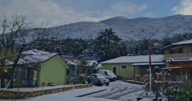 Temperaturat e ulëta, reshje dëbore edhe në zonën e Llogarasë, rrugët e kalueshme