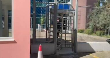 VIDEO/ Masa të reja sigurie në GJKKO, punonjës garde në hyrje dhe skaner fizik