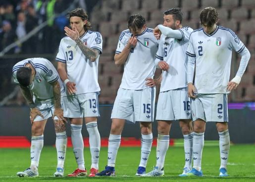 Italia  jashtë botërorit për të tretin vit radhazi  Axurrët u mundën me penallti nga Bosnje dhe Hercegovina