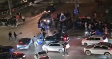 Prishtina në festë/ Më pranë botërorit, tifozët festojnë fitoren e kombëtares