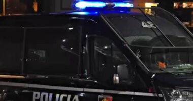 Turistes së huaj i grabitet varësja e floririt në Lungomare të Vlorës, në kërkim autori