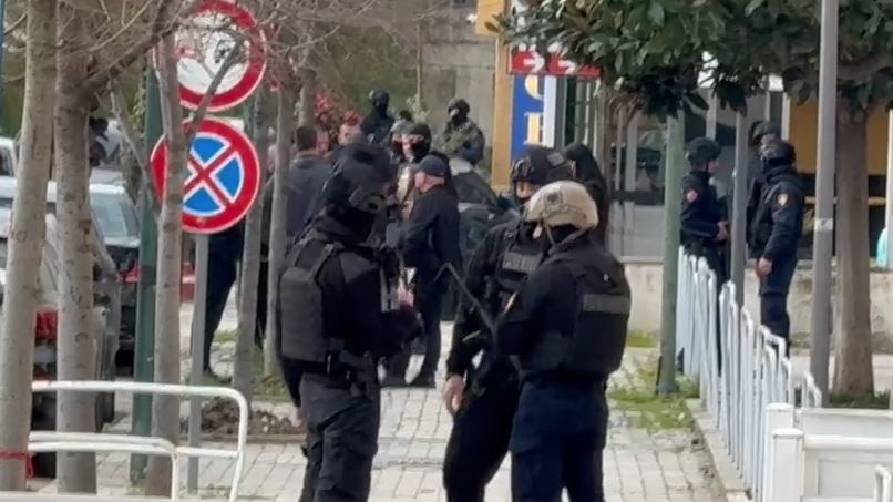 Zgjerohen hetimet për ekzekutimin e Gentian Bejtjes  Aksioni në Vlorë me urdhër të SPAK  lëshohen 7 urdhër arreste  zbardhet një tjetër vrasje