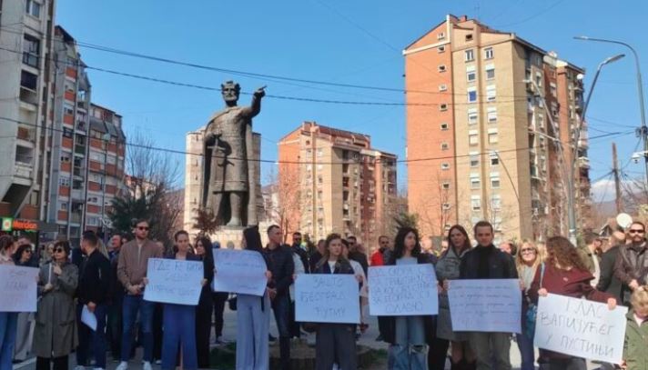 Studentët  protestë në Mitrovicën e Veriut  Kundër integrimit në sistemin kosovar të arsimit