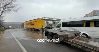 Aksident i katërfishtë në Qafë Plloçë, vetëm dëme materiale/ Një prej kamionëve, me lëndë djegëse