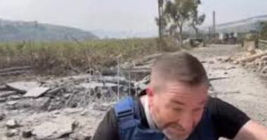 Raketa bie pranë gazetarit/ Sulmet izraelite në Liban, plagosen lehtë punonjësit e medias (VIDEO)