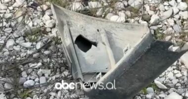 VIDEO/ Aksidenti, ABC News rikthehet në Drashovicë. Pjesët e automjeteve “fluturojnë” disa metra larg vendngjarjes