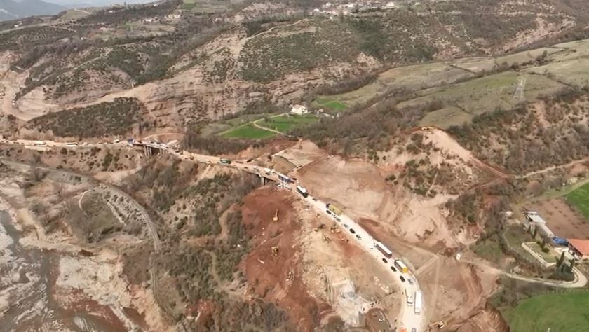 Hapet rruga drejt juglindjes/ Nis qarkullimi i mjeteve në segmentin provizor Librazhd-Prrenjas