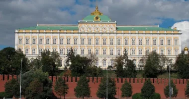 Rusia dëbon diplomatin britanik për spiunazh, Londra reagon ashpër