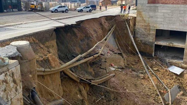 VIDEO  Shembja e rrugës në Prishtinë  Si nëpër filma  asfaltin e përpin toka  Përparim Rama  Prokuroria të nisë hetimet