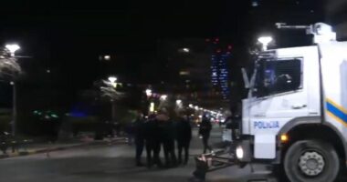 LIVE/ Protestuesit zhvendosen te Vila 31, policia bllokon hyrjen drejt ish-Bllokut