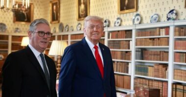 Starmer bisedon me Trump për hapjen e Ngushticës së Hormuzit