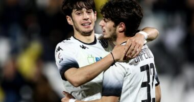 Të gjithë shqiptarët e Europës / Stiven Shpendi fiton derbin e familjes, vëllai binjak humb penallti