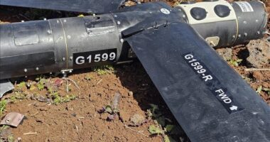 Mbetjet e dronit bien mbi një shtëpi në Arabinë Saudite, dy të plagosur