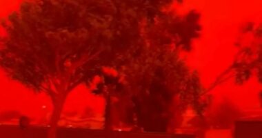 Qielli bëhet i kuq në Australi përpara ciklonit tropikal