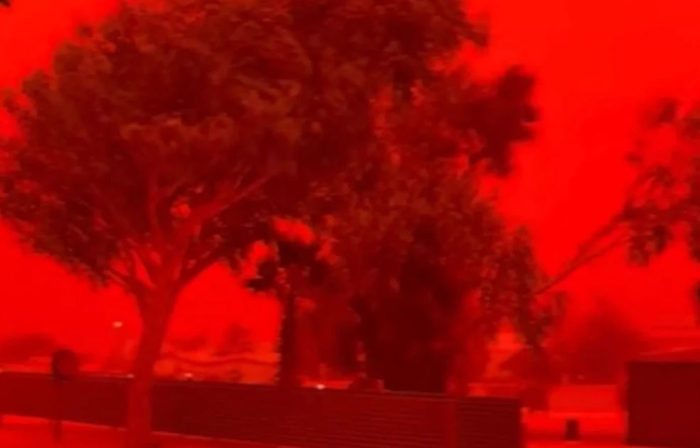 Qielli bëhet i kuq në Australi përpara ciklonit tropikal