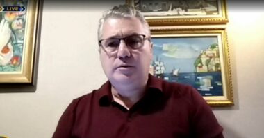 “Negociatat, zigzage e Trump”/Lufta në Iran, Minxhozi: Nuk mund të themi që jemi në fund të konfliktit