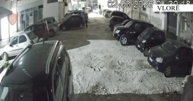 VIDEO/ Dogjën dy automjete dhe një biznes, identifikohen autorët, shpallen në kërkim dy të rinjtë në Vlorë