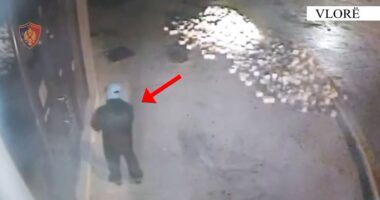 VIDEO/ Dogji një subjekt privat, arrestohet 37-vjeçari në Vlorë. Kamerat kapin momenti kur i vë flakën