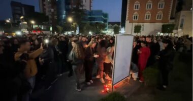 U vetëflijua me fotoksinë, përkujtohet Xhuana Nikollaj/ Lezhë, qytetarët dhe familjarët ndezin qirinj në sheshin e qytetit