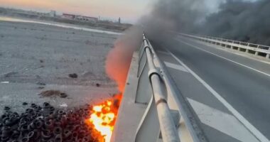 VIDEO/ Superstrada Lezhë-Milot mbulohet nga tymi, digjen goma pranë urës mbi lumin Mat