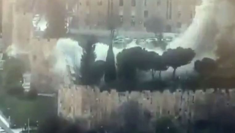 Irani shënjestron Jeruzalemin/ Shpërthim pranë xhamisë Al Aksa, Izraeli: Ranë mbetjet e raketës