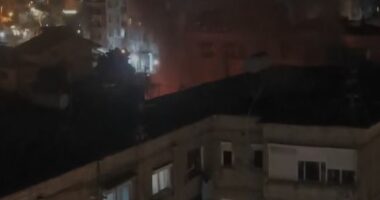 VIDEO/ Përfshihet nga flakët kati i parë i një pallati në Tiranë