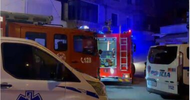 E rëndë në Tiranë, zjarri përfshiu katin e parë të banesës, ndërron jetë nga asfiksia i moshuari