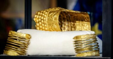 Rikthehet përkrenarja e artë 2,500-vjeçare e vjedhur në Holandë/ Simbol i trashëgimisë në Rumani