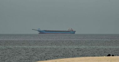 Kina thirrje Iranit të garantojë lëvizjen e sigurt në Ngushticën e Hormuzit