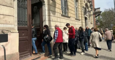 Gara zgjedhore po i afrohet fundit/ Hungarezët dalin masivisht në votime, pjesëmarrja mbi 74%