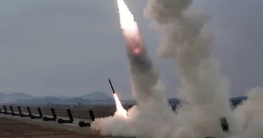 Koreja e Veriut teston raketa strategjike, Kim Jong Un ndjek nga afër provat