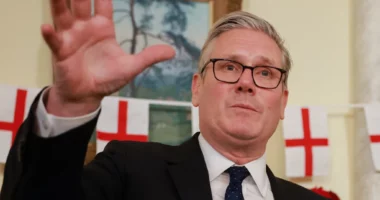 “The Telegraph”: Kriza brenda qeverisë britanike, Starmer nën presion për çështjen Peter Mandelson