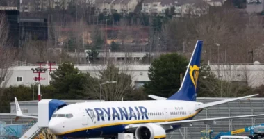 “Ryanair” mbyll bazën në Berlin dhe përgjysmon fluturimet