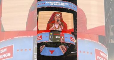 NBA “vishet” kuq e zi/ Flamuj, këngë dhe valle shqiptare përpara sfidës së Chicago Bulls